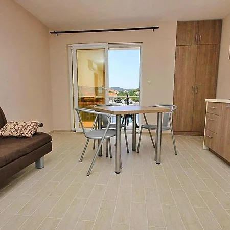 Julija Cin101017 Sya Apartament Lumbarda